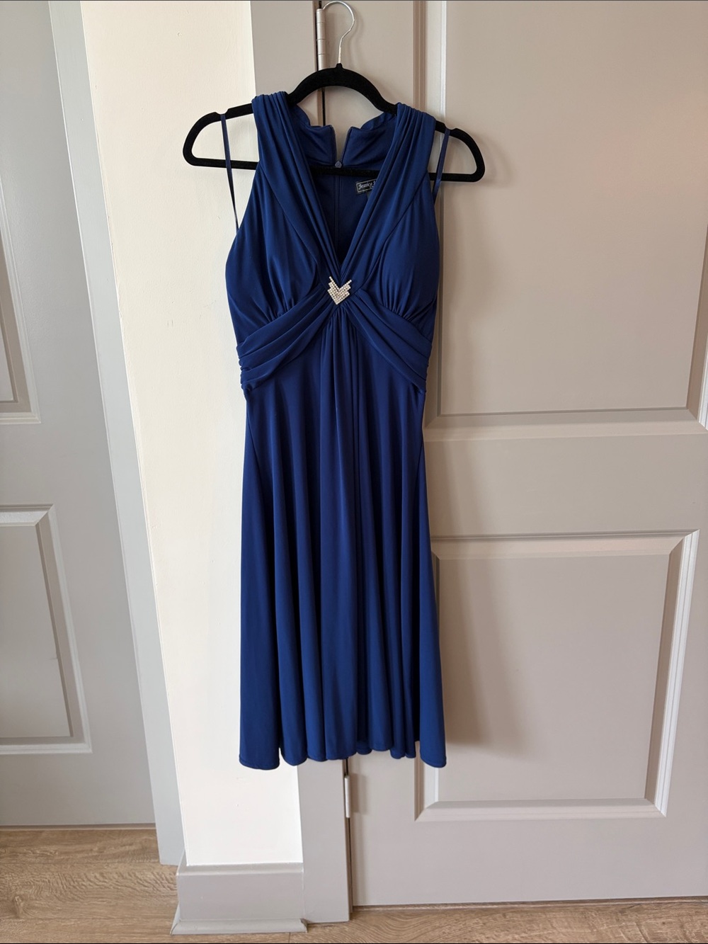 Jessica Howard Navy Blue Sleeveless Midi Dress with V-Neck and Center Accent